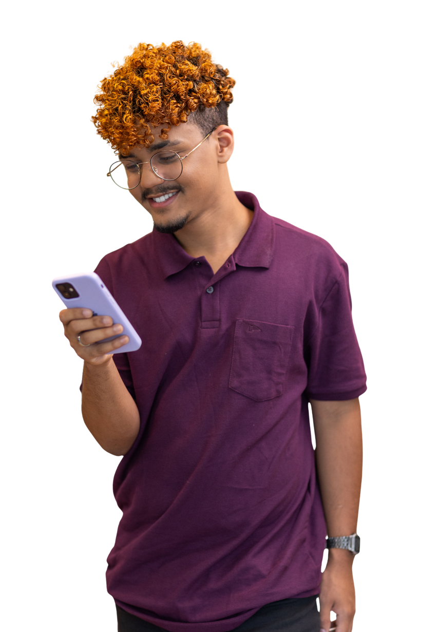 Amós Junior sorrindo, de camisa polo roxa, olhando o celular