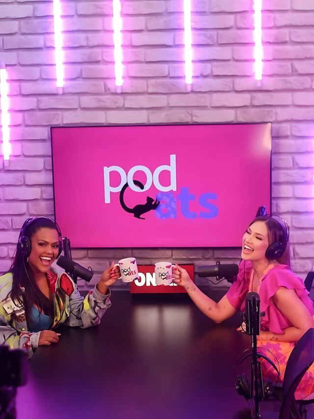 Apresentadoras do PodCats com canecas personalizadas