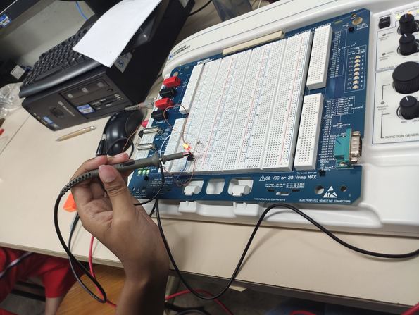 Bancada de eletrônica com protoboard e osciloscópio no IFSP