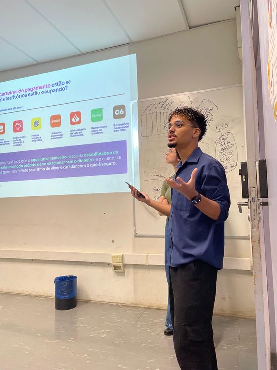 Amós apresentando um trabalho em sala na ECA-USP