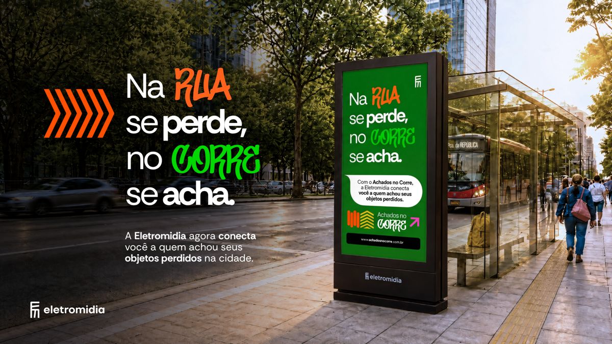 Key visual do case Achados no Corre: Na rua se perde, no corre se acha, num painel da Eletromidia em um ponto de ônibus