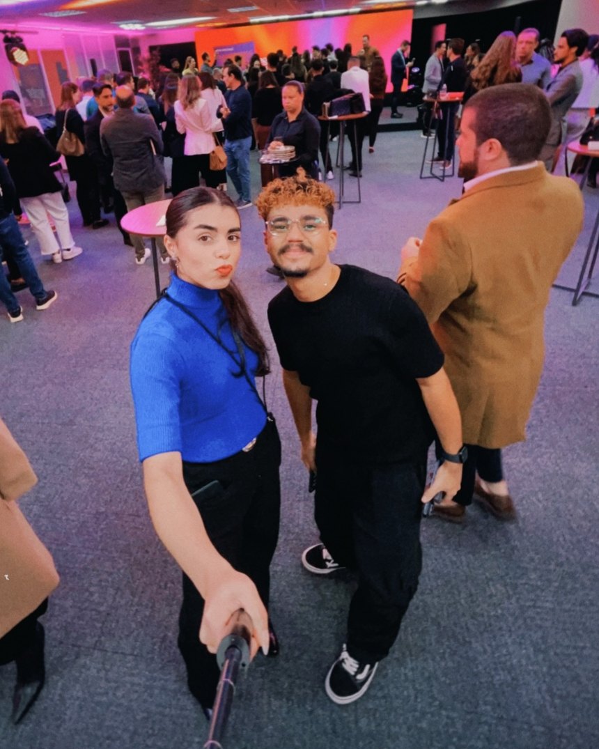 Amós e Dálet Araújo, sócios da Roxo Solto, numa selfie em um evento