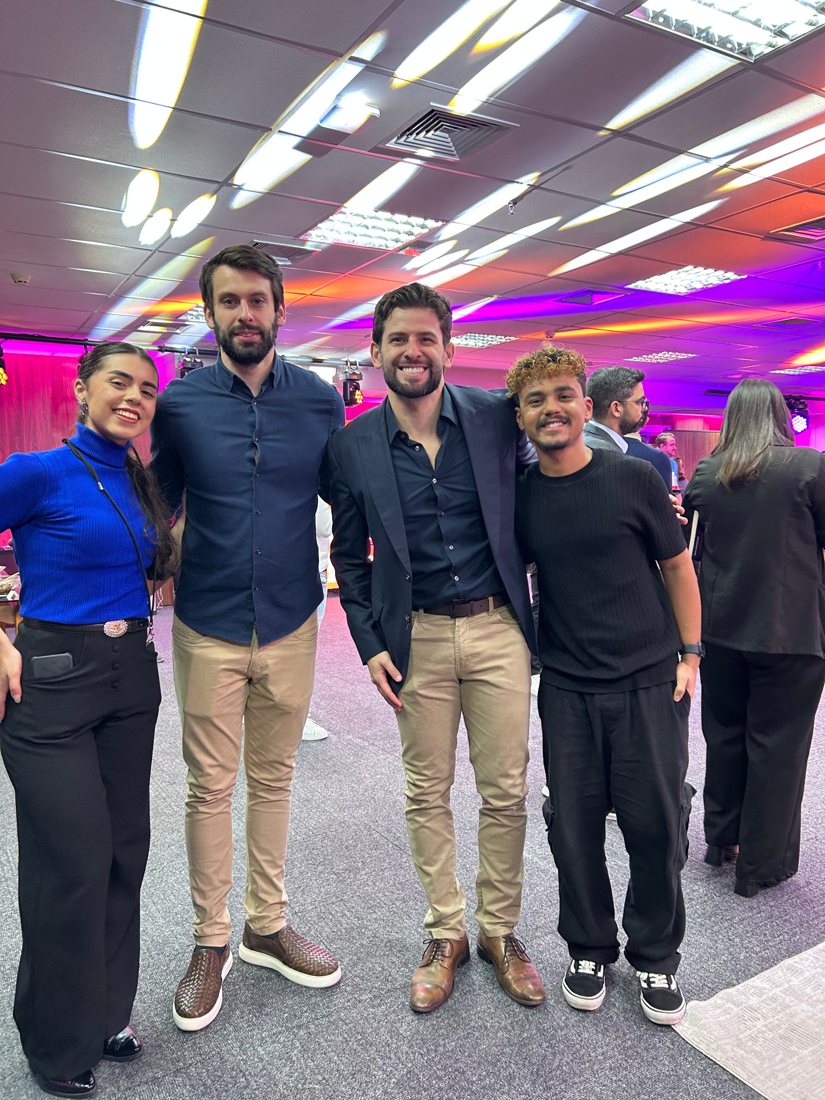 Amós e Dálet com dois clientes num evento