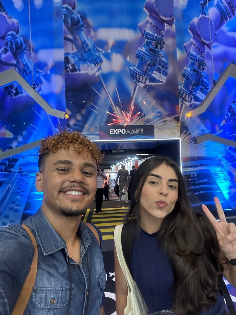 Amós e Dálet numa selfie na entrada da Expomafe