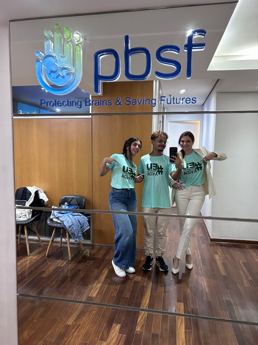 Selfie no espelho com o time da PBSF, todos com a camiseta #EuRespiroAVida