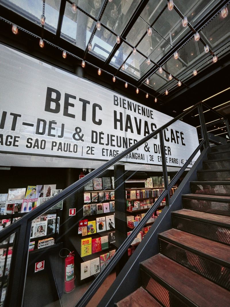 Escada e letreiro do BETC Havas Café, em São Paulo