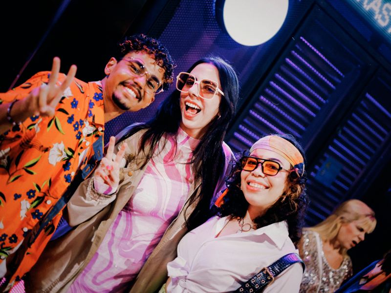 Amós com colegas da agência numa festa