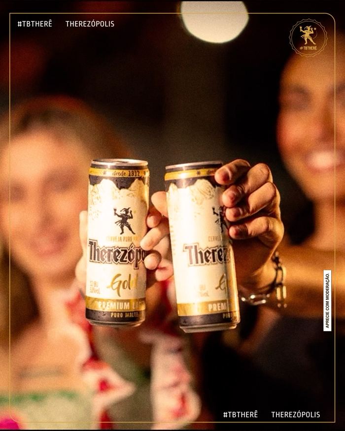 Post #TBTHERÊ com duas latas de Therezópolis Gold brindando