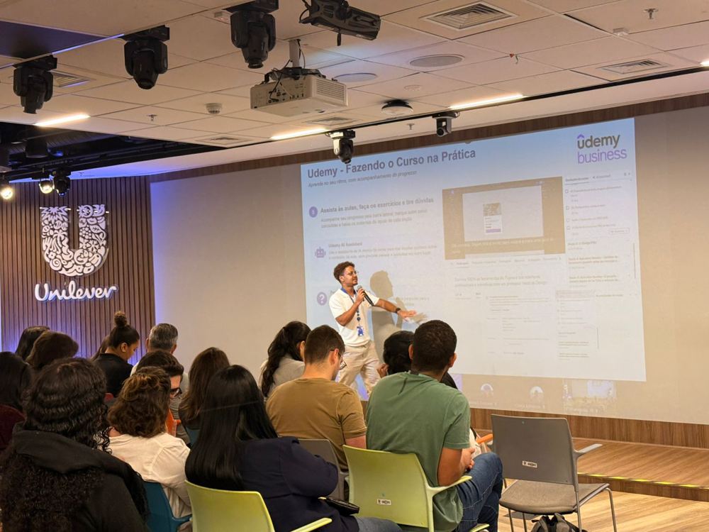 Amós apresentando a Udemy Business para o time no auditório da Unilever